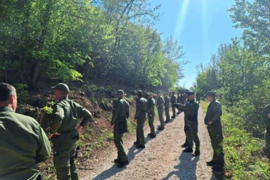 SJENIČANE IZNENADILI PRIPADNICI VOJSKE SRBIJE: Odmah prionuli na posao - popravljaju puteve, donose vodu!