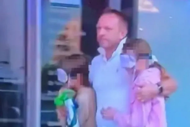 SLIKA IZ SIDNEJA OBIŠLA SVET! Otac se našao sa decom usred strahovitog napada, pa uradio OVO - SVI MU APLAUDIRAJU! (FOTO)