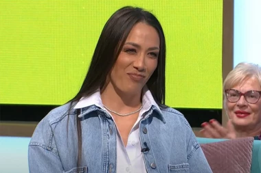 PAPARACO! MILENA ĆERANIĆ PSUJE PORED BAZENA! Pevačica se svađala preko telefona, evo šta je usledilo nakon razgovora! (FOTO)