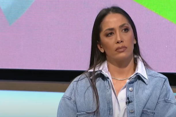 PSIHOLOG MI JE REKAO DA ME ŽALI: Pevačica vodila bitku sa ANOREKSIJOM, imala modrice po telu i OVOLIKO KILOGRAMA