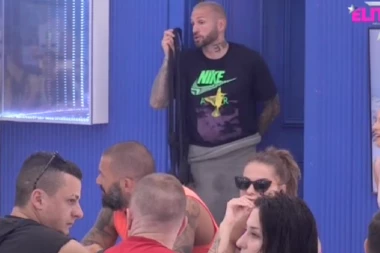 ŠOK! Ša se pojavio GO uživo u programu, INTIMU prekrio samo PEŠKIRIĆEM, a OVAJ detalj je otkrio sve!