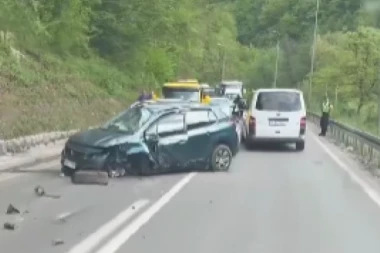DELOVI AUTOMOBILA RASUTI PO KOLOVOZU: Težak udes kod Užica! (VIDEO)