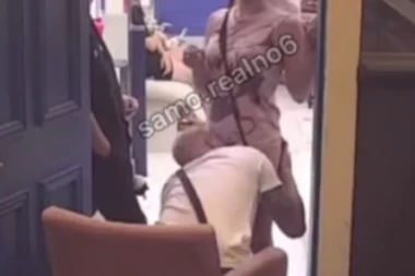 SKANDALOZAN SNIMAK! Ša ljubi Mionino MEĐUNOŽJE uživo u programu, svi su se ZGRANULI zbog ovog kadra! (VIDEO)