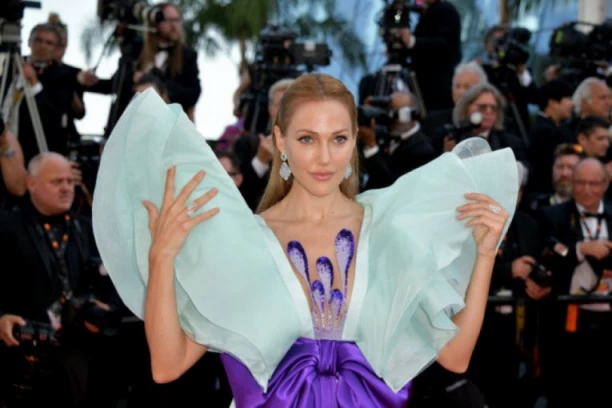 FATALNA HUREM PODIGLA INTERNET NA NOGE: Da li najlepša turska glumica konačno staje na ludi kamen?!(FOTO)