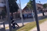LJUDI U NEVERICI GLEDALI TUČU HULIGANA! Isplivao video-snimak BRUTALNE MAKLJAŽE "grobara" i "firmaša" nasred ulice!