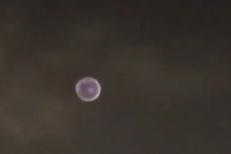 MISTERIOZNI BLJESAK NA NEBU POKRENUO LAVINU KOMENTARA: Da li je Izrael presreo iranski projektil van Zemljine atmosfere? (VIDEO)