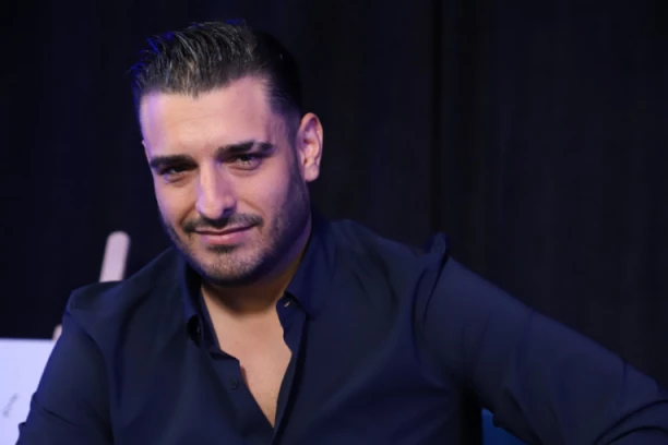 DARKO LAZIĆ SE OPARIO SAMO TAKO! Folkera IZLEPILI EVRIMA, nije mogao da se snađe, pa ovo uradio sa novcem! (FOTO)