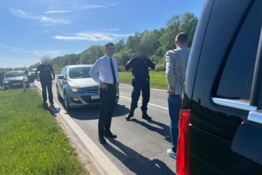 "OKRENITE VOZILO I ODMAH SE UPUTITE KA GRANIČNOM PRELAZU BAJAKOVO" Hrvatski policajci proterali ministra Milićevića iz Jasenovca
