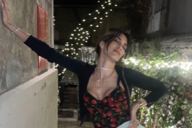 JELISAVETA ORAŠANIN U PANTALONAMA KOJE NISU ZA SVAČIJE OČI: Zbog njene FOTKE mnogi u transu, poručuju "MAČKO" (FOTO)