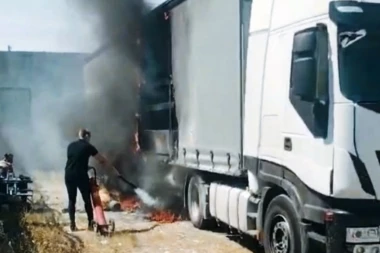 KAMION STRANIH TABLICA EKSPLODIRAO U SELU KUMAREVO! Jedna osoba povređena