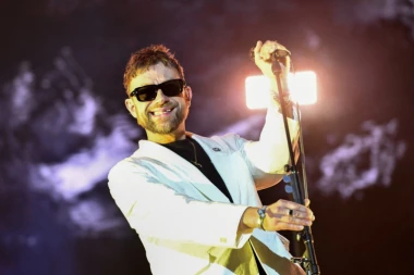 LEGENDARNI PEVAČ IZVREĐAO PUBLIKU NA NASTUPU: Nikada nas više nećete videti ovde!