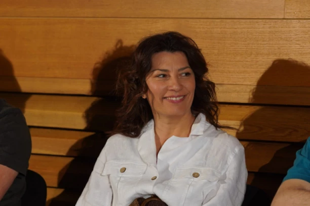 "ŠTA SE TI PETLJAŠ U TO? GLEDAJ SVOJA POSLA!": Glumica skinula GIPS, pa progovorila o NEPRAVDI sa kojom se suočava!