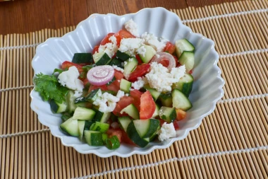 OVO JE NAJBOLJI RECEPT ZA ŠOPSKU SALATU: Tajnu pripreme vam ne bi svako otkrio, evo u čemu je CAKA