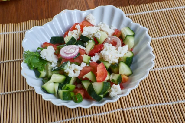 OVO JE NAJBOLJI RECEPT ZA ŠOPSKU SALATU: Tajnu pripreme vam ne bi svako otkrio, evo u čemu je CAKA