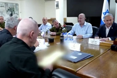 NESLOGA U IZRAELSKOM RATNOM KABINETU: Netanjahu u klin - Ganc u ploču, nema odluke o vremenu i obimu odgovora na napad Irana (VIDEO)