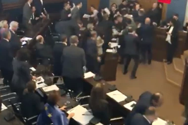 OPŠTA MAKLJAŽA U SKUPŠTINI: Kontroverzni zakon doveo do tuče poslanika vladajuće partije i opozicije (VIDEO)