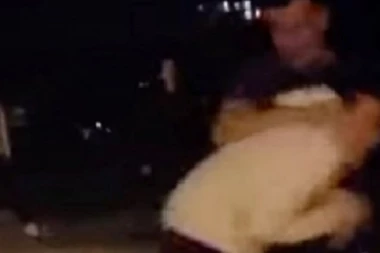 UŽAS U KOMŠILUKU: Dvojica maloletnika pretukla vršnjaka! Jedan snimao dok ga drugi udara NOGOM U PRSA, ostali navijali