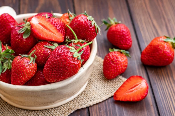 JEDNA KUHINJSKA STVAR ČINI ČUDA: Kako da vam jagode budu sveže i do dve nedelje (VIDEO)