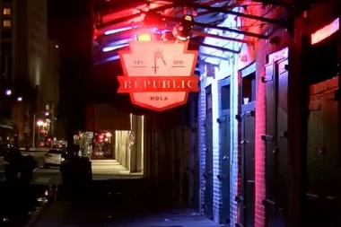 PUCNJAVA ISPRED KLUBA, UBIJENA ŽENA: Policija i hitna pomoć okupirali područje, mnogo je povređenih