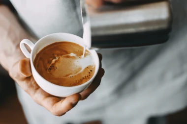 BEZ NJE DAN NE MOŽE DA POČNE, A DILEMA JE MNOGO: Da li je dobro piti kafu s mlekom, i za koga može da bude rizična?