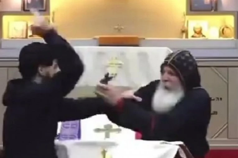 SMEJAO IM SE U LICE: Novi snimak užasa iz crkve obišao svet, napadač nožem ranio sveštenika, pa su ga se vernici DOČEPALI (VIDEO)