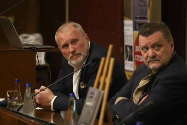 PRIČA O PETRU MOLERU, ZABORAVLJENOM SIMBOLU PROMENE U SRBIJI Đorđe D. Sibinović prestavio roman "Mandat"