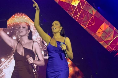 NA KONCERTU ALEKSANDRE PRIJOVIĆ OSVANULA ŠOK PORUKA: Pratim te kao ZVER... Pevačica odmah reagovala! (VIDEO)