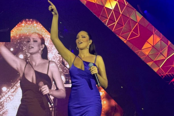 NA KONCERTU ALEKSANDRE PRIJOVIĆ OSVANULA ŠOK PORUKA: Pratim te kao ZVER... Pevačica odmah reagovala! (VIDEO)