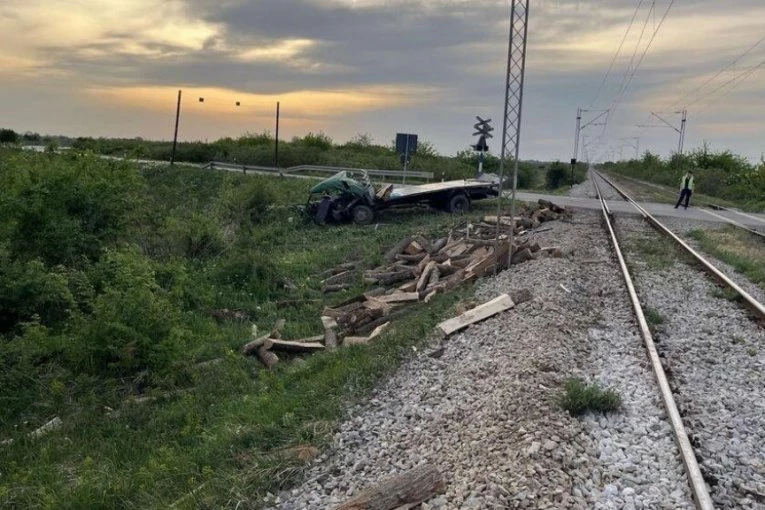 JEZIVA NESREĆA! Sudarili se brzi voz i vojni kamion - ima MRTVIH I POVREĐENIH! (FOTO)