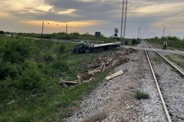 JEZIVA NESREĆA! Sudarili se brzi voz i vojni kamion - ima MRTVIH I POVREĐENIH! (FOTO)