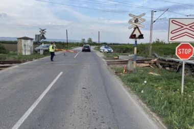 LOKOMOTIVA NALETELA NA KAMION, POVREĐEN VOZAČ: Zbog nepoštovanja drumske signalizacije došlo do nesreće