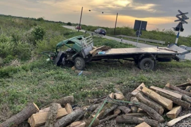 OD KAMIONA NIJE OSTALO NIŠTA! PRVE FOTOGRAFIJE SA MESTA SUDARA KOD MARTINACA: Obilazio kolonu, pa projurio kroz rampu, troje u bolnici! (FOTO)