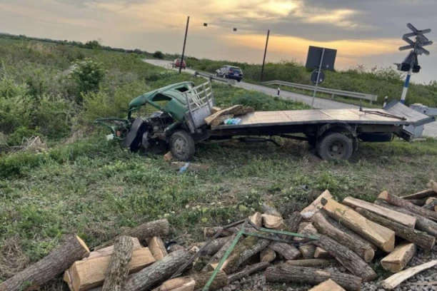 OD KAMIONA NIJE OSTALO NIŠTA! PRVE FOTOGRAFIJE SA MESTA SUDARA KOD MARTINACA: Obilazio kolonu, pa projurio kroz rampu, troje u bolnici! (FOTO)