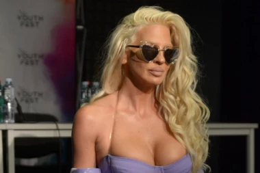 KARLEUŠA "ZAPALILA" CENTAR BEOGRADA, pa se obratila MLADIMA: Ne mora da se ide u svet, imamo svet u Srbiji! (VIDEO)