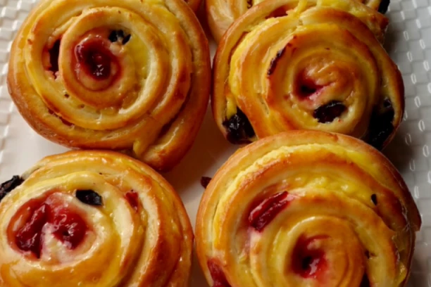 RECEPT ZA CIMET ROLNICE SA VOĆEM: Mnogo laganija varijanta poslastice koja se TOPI u ustima, oduševiće sve!