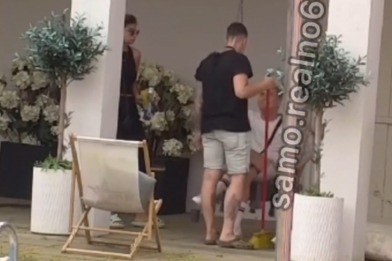 Bojana oborila Uroša na pod Elita 7 Zadruga