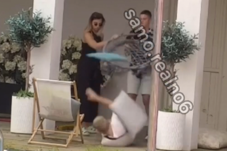 Bojana oborila Uroša na pod Elita 7 Zadruga