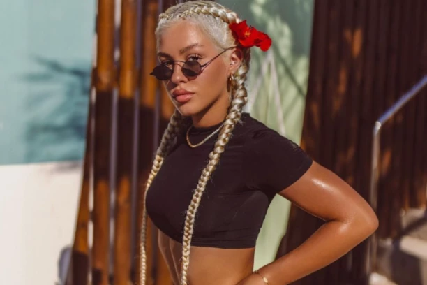 POJAVIO SE VRUĆI SNIMAK NAŠE PEVAČICE: Ema Radujko u TANGAMA pokazala GOLU ZADNJICU, evo kako zaista izgleda! (VIDEO)