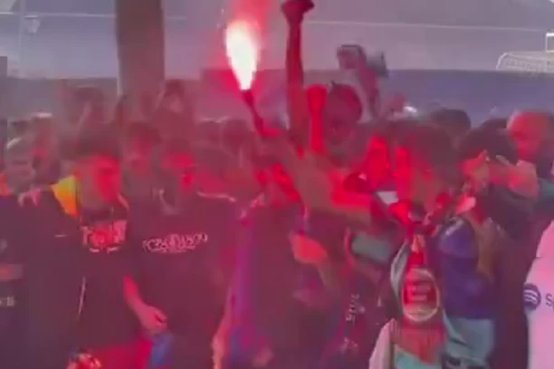 HAOS NA ULICAMA BARSELONE: Navijači Blagurane gađali autobus svog tima! (VIDEO)