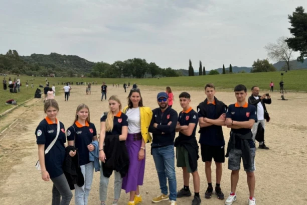 GIMNAZIJALCI IZ SRBIJE PRISUSTVOVALI PALJENJU OLIMPIJSKOG PLAMENA!