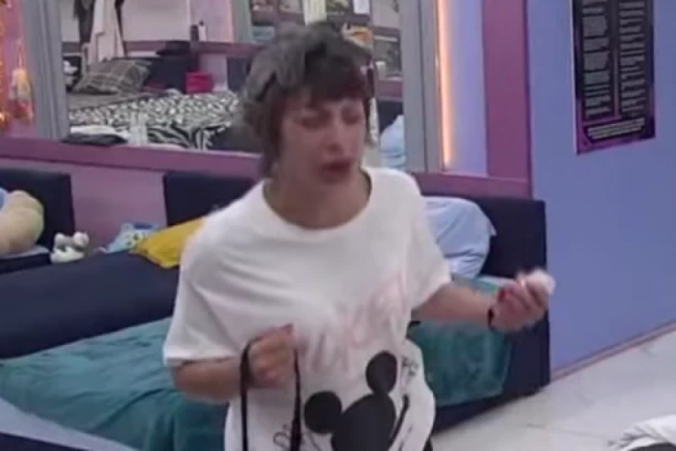 ZBOG OVOG PRIZORA ĆE VAM PRESESTI DAN: Miljana pred Majom i Stanislavom OBRISALA POLNI ORGAN, kamera zabeležila NAJGADNIJU SCENU! (FOTO)