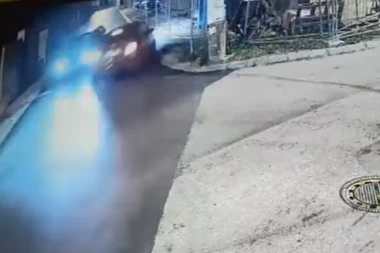 OVO NIJE ZA POLICIJU, OVO JE ZA LUDNICU! Pogledajte šta je uradio bahati vozač na Voždovcu! Umalo ubio ljude, ali i sebe! (VIDEO)