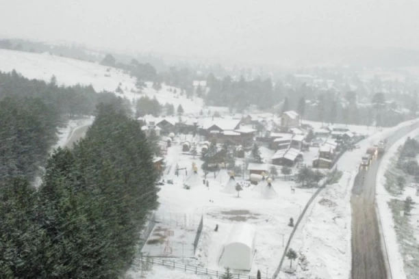 ZLATIBOR U APRILU KO USRED ZIME! Snimak iz vazduha planine okovane snegom! (VIDEO)