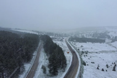 (VIDEO) ZABELELO SE NA ZLATIBORU! Prvi sneg došao mnogo ranije nego što smo očekivali, evo šta kažu građani