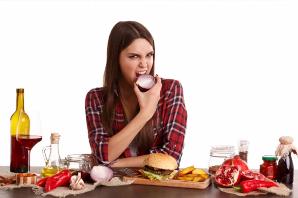 PRIRODNI NAČINI DA SE OTARASITE NEPRIJATNOG ZADAHA: Kako da brzo "ubijete" smrad luka?