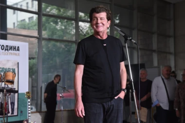 BAJAGI PREKIPELO! Zbog buke nije mogao da dođe do reči, pa svima očitao BUKVICU: "JEL MOGU DA VAS ZAMOLIM DA PRESTANETE?" (VIDEO)