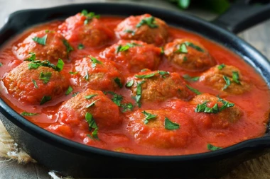 UKUS KOJI NAS PODSEĆA NA DETINJSTVO: Najsočnije ćufte u paradajz sosu (VIDEO)