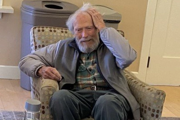 KLINT ISTVUD NEPREPOZNATLJIV! Holivudska legenda posle dužeg vremena u javnosti, "POMISLIO SAM DA JE BESKUĆNIK"!