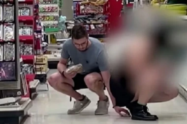 UHVAĆEN MANIJAK U PRODAVNICI! Postavio telefon ispod devojke koja je čučala kod rafova, ali ovo nije očekivao da će se dogoditi (VIDEO)