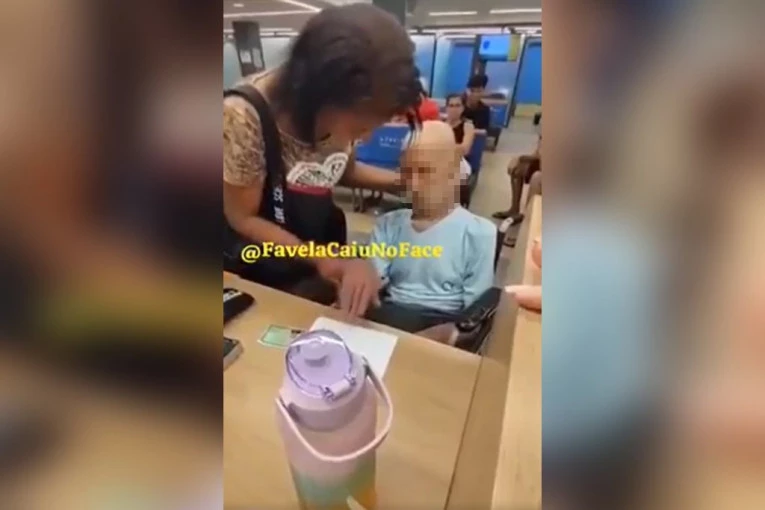 UZNEMIRUJUĆI SNIMAK! U BANKU DOŠLA SA MRTVIM ČOVEKOM U KOLICIMA: Htela da prevari sve kako bi došla do novca!